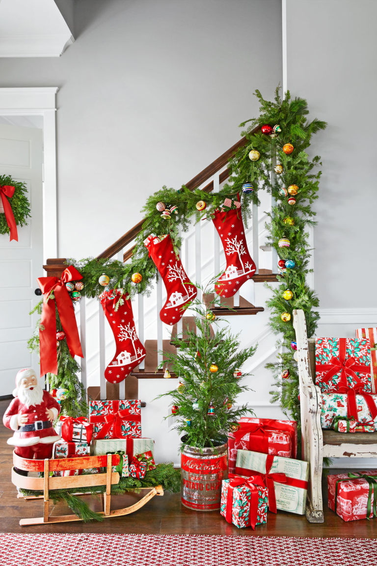 Scintillating Christmas Garland Decoration Ideas - Festival Around the World