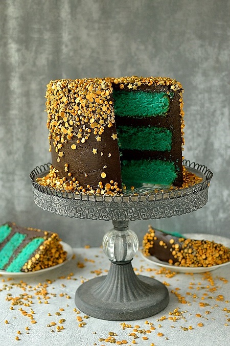 chocolate-vanilla-gold-sprinkles-cake