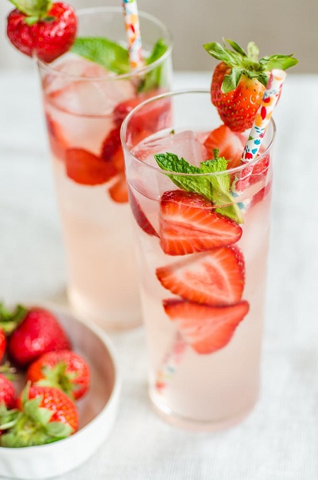 strawberry-gin-smash-cocktail