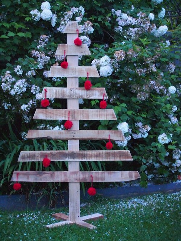 outdoor-wooden-christmas-tree